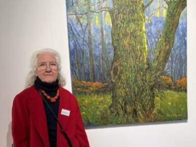 Karin Hermansen ved et af sine kunstværker